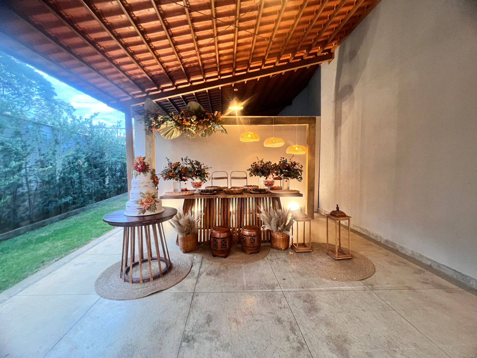 Varanda decorada com mesa de bolo