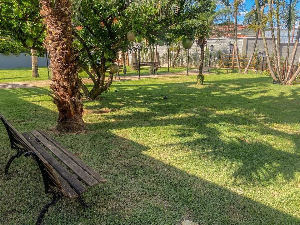 Jardim com bancos à sombra das árvores