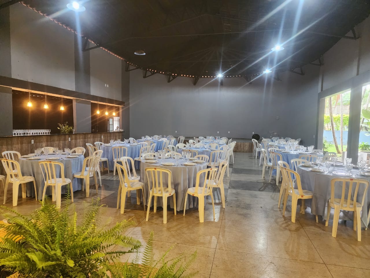 Salão de festas com mesas montadas